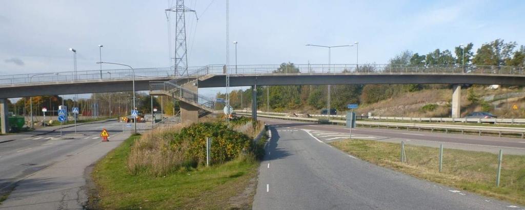 Figur 11 Gång- och cykelbro strax väster om bytespunkten En gångväg finns i vardera änden av den södra hållplatsen.