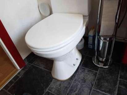 Entréplan / Dusch/Wc WC stolen är lös. Det finns risk för fuktskador då Wc stolen är lös.