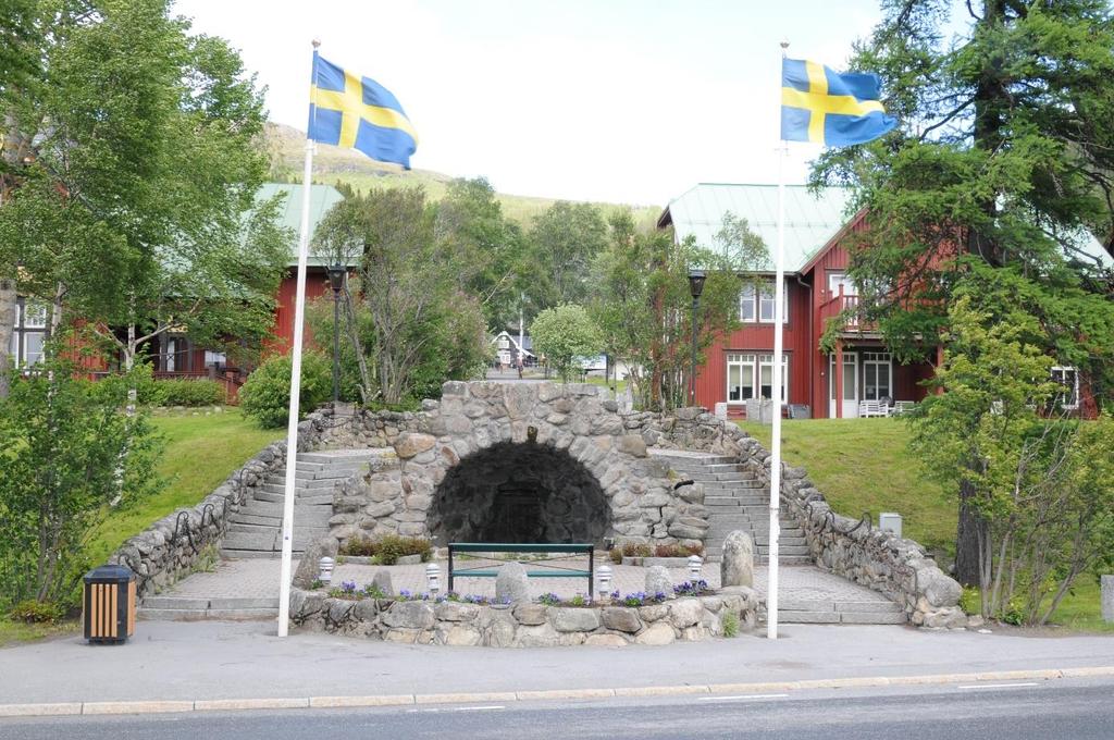 Vägen genom parken upp mot torget har breddats och riktats. Detta för att bilda en rak linje mellan grottan och torget. Syrenbuskarna ovanför grottan togs ned.