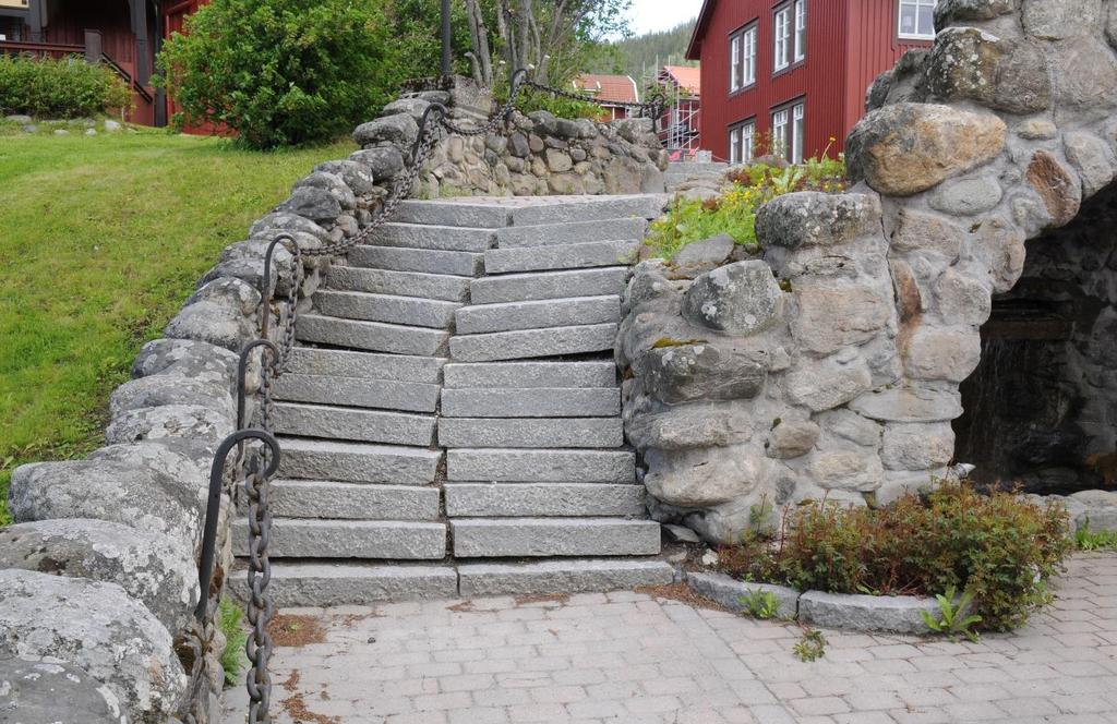 Blockstenarna av granit som kommit ur läge.