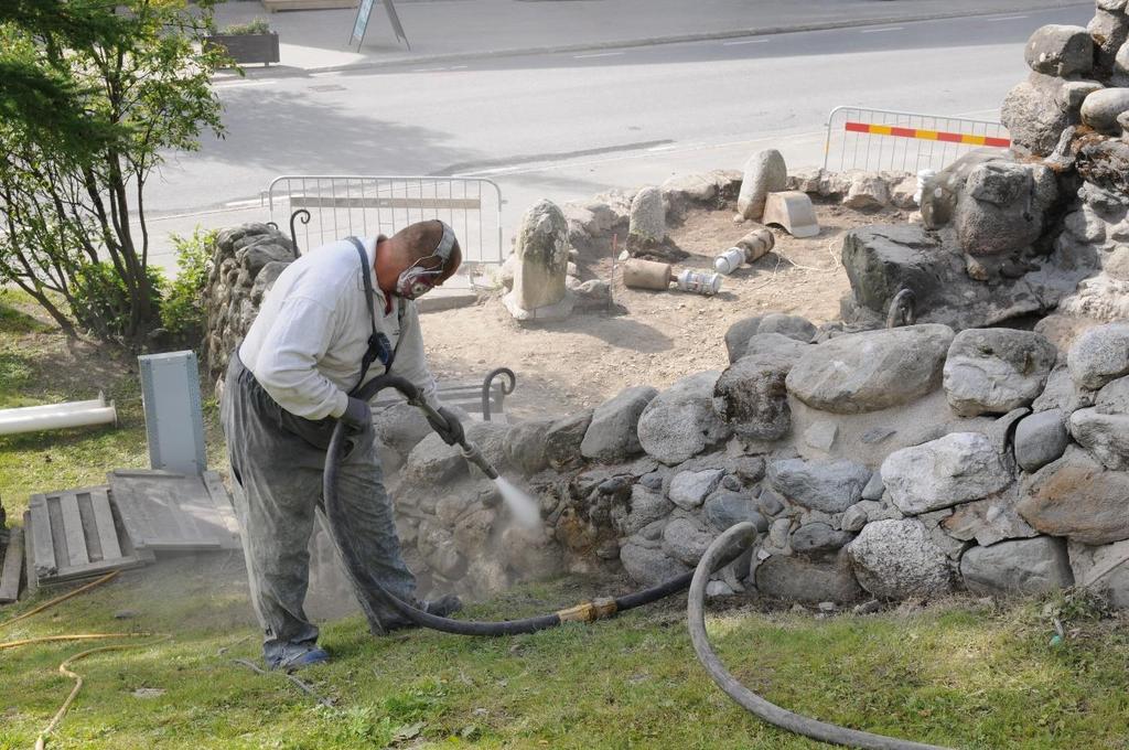 Östra muren sandblästras vilket förutom att avlägsna trasiga