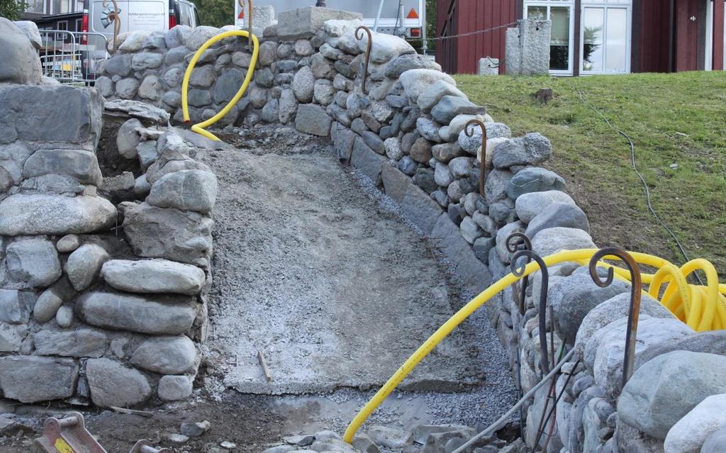 Under trappstegen göts en tunn armerad betongplatta som upplag.