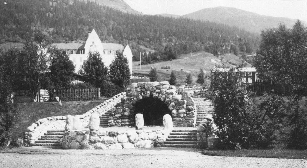 Grottan är formgiven av arkitekt Folke Zettervall som var chefsarkitekt vid Statens Järnvägars arkitektkontor mellan åren 1895 och 1930.