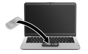 2. Tryck de bägge NFC-antennerna mot varandra. Eventuellt hörs ett ljud när antennerna har identifierat varandra. OBS! NFC-antennen på datorn sitter under styrplattan.