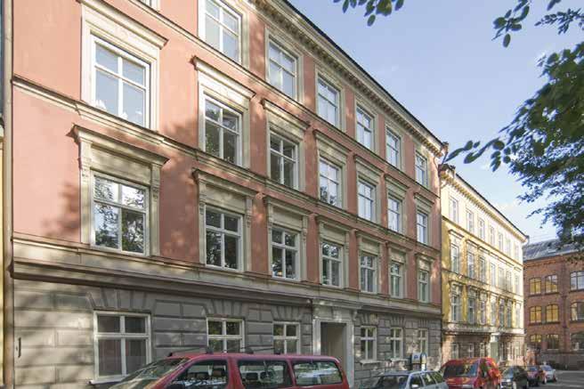 KLARA ÖSTRA KYRKOGÅRDSGRÄND 11 NÄRMAST. FOTO J. MALMBERG. brandsäkerhet uppfördes många välproportionerade och gulputsade borgarhus av sten.