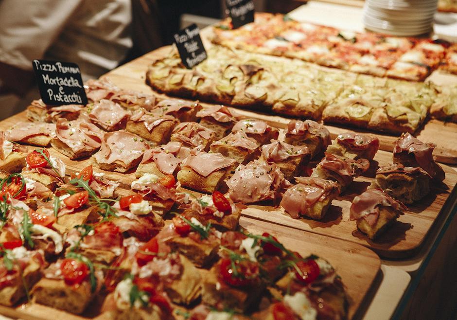 Saluhallen Eataly är en fläkt av Italien i Stockholm. I Röda Kvarns ståtliga gamla lokaler på Biblioteksgatan har stockholmarna fått ett nytt mattempel.