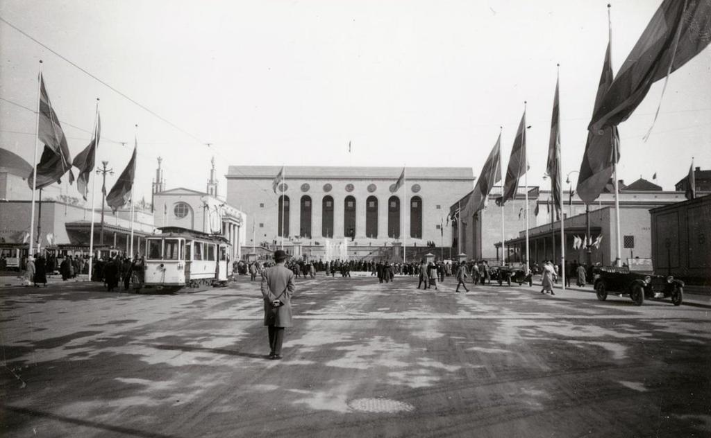 Konsthallen Historik GÖTAPLATSEN UNDER JUBILEUMSUTSTÄLLNINGEN ÅR 1923. VY MOT SÖDER.
