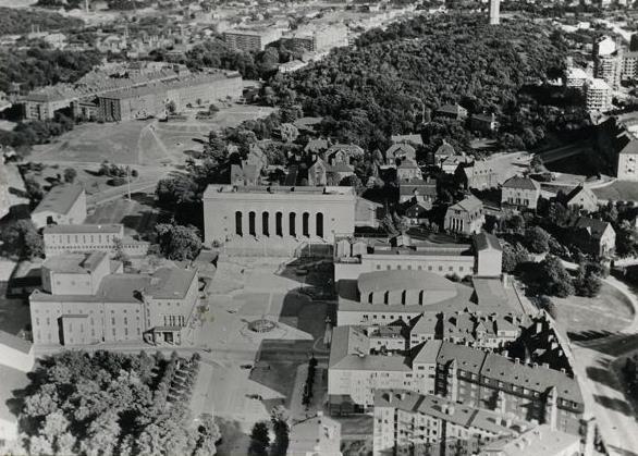 Konsthallen Historik FLYGBILD ÖVER GÖTAPLATSEN SOM VISA DE BYGGNADER SOM VAR BELÄGNA BAKOM KONSTHALLEN OCH SOM KONSTHALLEN DELVIS VAR SAMMANBYGGD MED.