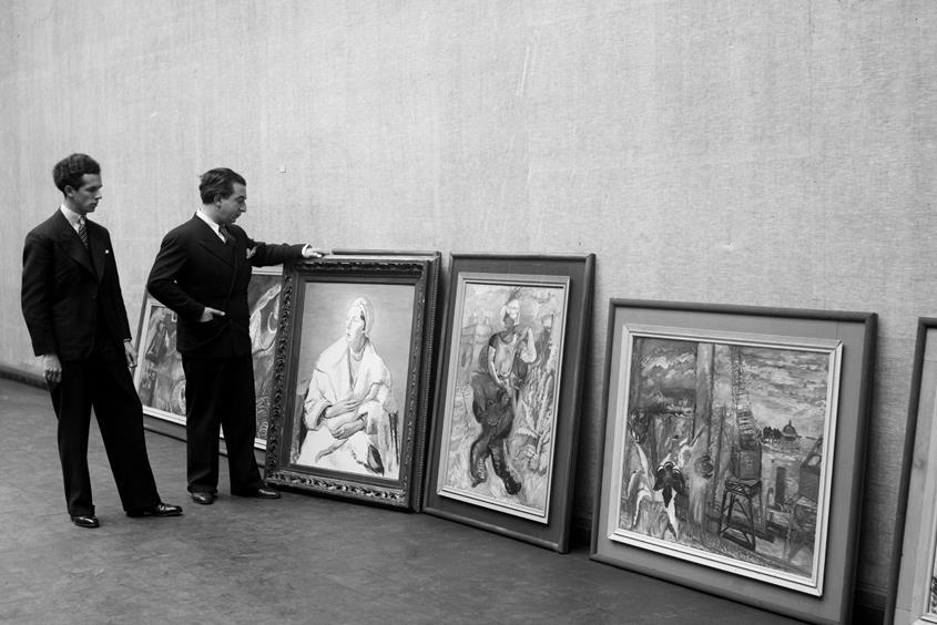 Konsthallen Historik STORA UTSTÄLLNINGSHALLEN 1923 I SAMBAND MED UTSTÄLLNINGEN NORDISK KONST. TAKLISTEN VAR MÅLAD I EN MÖRK KULÖR OCH ELEMENTEN FÖRSEDDA MED DEKORATIVA SKYDD.
