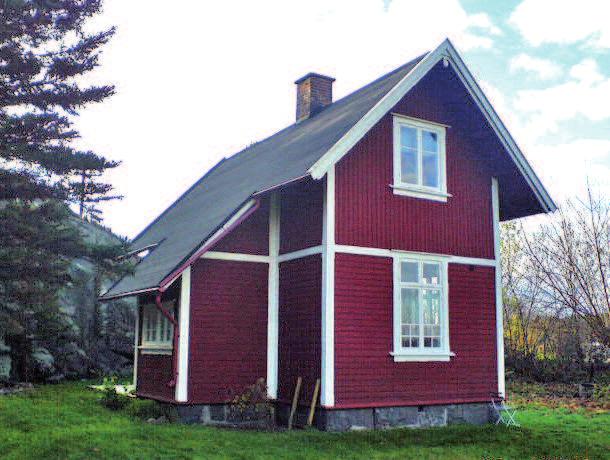 Byggnaden är uppförd på en sockel av huggna naturstensblock.