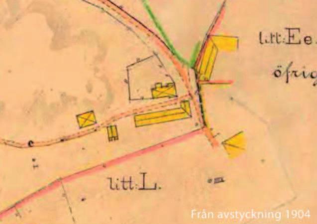 fönster under sadeltak avtäckt med svart shingel. Den f.d. ladugården (Brottkärr 2:295) är starkt förändrad genom ombyggnad.