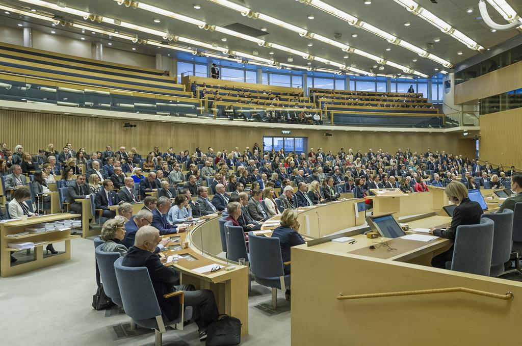 Främja jämställdhet i riksdagen 2018 2022 7 Mot bakgrund av diskussioner som fördes i nätverket överlämnade Social demokraternas partigrupp i riksdagen 2003 en skrivelse till riksdagsstyrelsen med