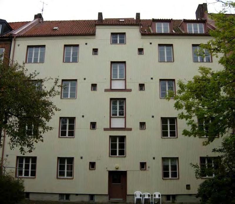 Två takkupor vetter mot gatan, de är placerade mot ytterkanterna på taket. Taket är ett sadeltak klätt med rött tegel. Balkongerna mot gatan har fått en senare plåtbeklädnad.