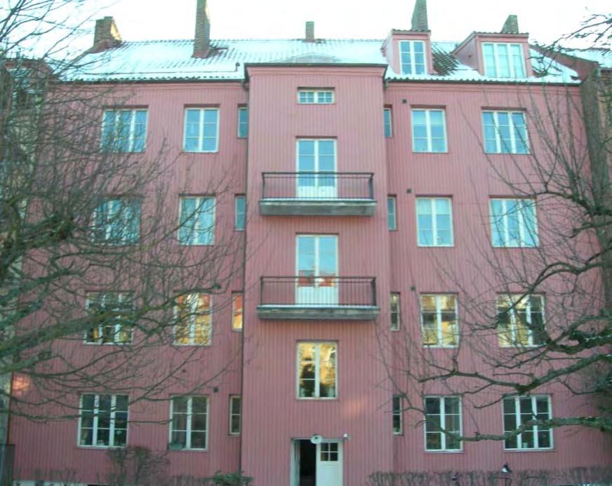 4(10) Dnr 2036/2008 Fasaden mot innergården har i efterhand fått en tilläggsisolering och plåtbeklädnad. Det utskjutande trapphuset med original smidesbalkonger är centralt placerat.