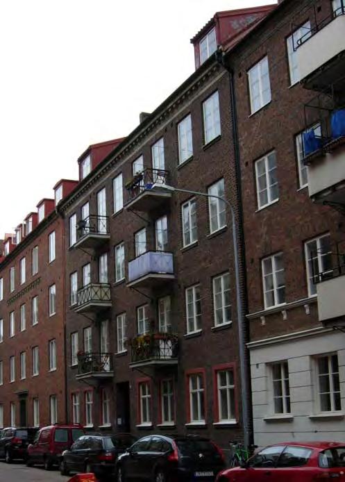 Bostäderna på bottenplanet är upphöjda från gatuplanet. Fastighet Salvator 13. Till vänster fasaden som vetter mot Brommagatan och till höger fastighetens plåtbeklädda baksida (foto från 2010).