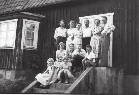 Stående: Gunnar, Karin, Harriet, Gottfrid, Edit, Algot. Sittande: Anna, Jenny, Kjell, Inge, Viola, Helene. som sedan skulle konserveras.