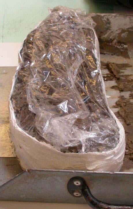 I preparatet låg många delar/fragment av brända ben ovanpå och runt svärdet. Leran hade rikligt med sprickor. Svärdet undersöktes i preparatet okulärt och under mikroskop (X10).