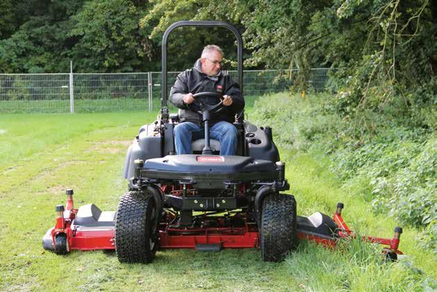 Maximal kontroll maximal dragkraft maximal produktivitet Tänk på Groundsmaster 360 Quad-Steer med fyrhjulsdrift som en stor, men smidig, klippare.