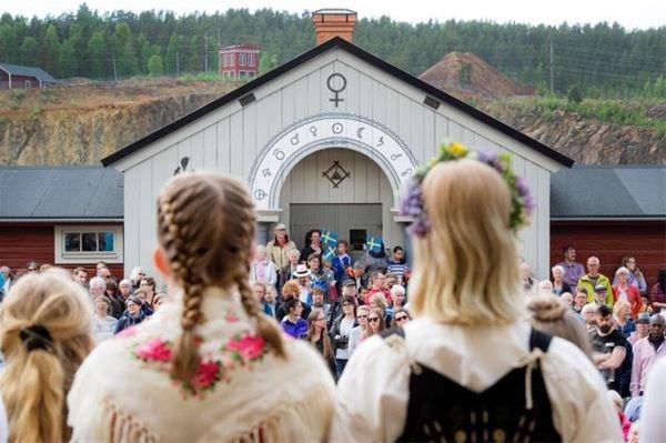 förmiddagen och slutar fyra på eftermiddagen