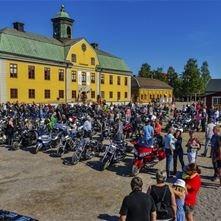 Kortegen går genom Falun och