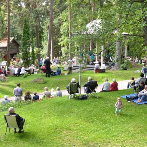 00) Caféet är öppet mellan två och fem på eftermiddagen 9 juni Falu Blåsorkester 16 juni Hemvärnets Musikkår