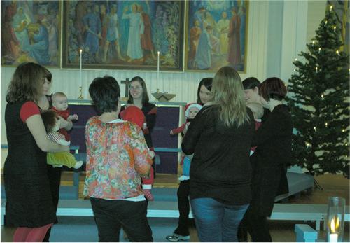 Här har vi babyrytmiken i ringdans Kyrkan idag var riktigt fullsatt med