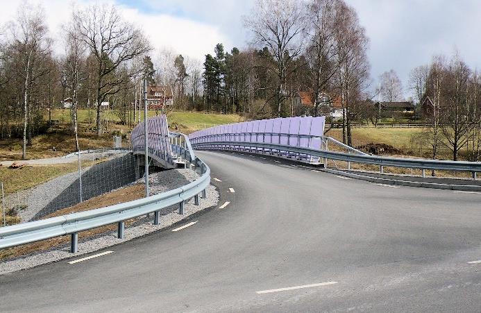 konventionell bro med skärmar samt gräsyta