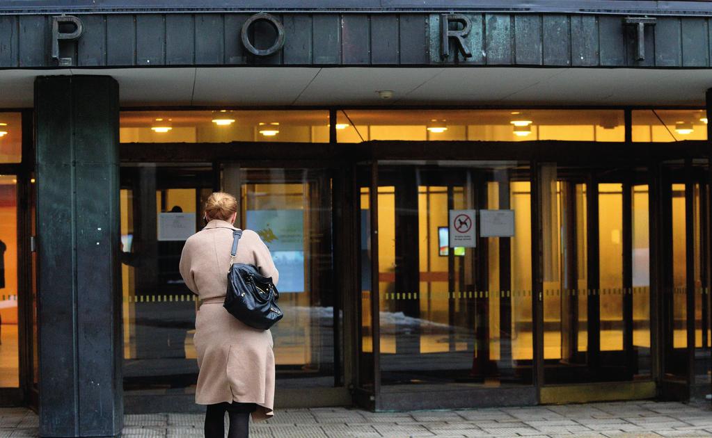 Reformer krävs för att förbättra genomströmningen av högskolestudenter. På bilden svängdörrarna till Porthania-byggnaden vid Helsingfors universitet. sjunkit markant.