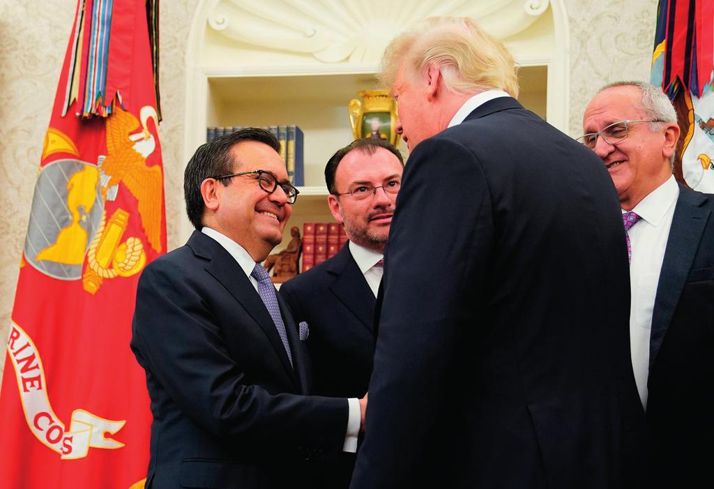 President Donald Trump möter de mexikanska ministrarna Ildefonso Guajardo Villarreal och Luis Videgaray Caso i handelsförhandlingar i Vita huset i augusti 2018.