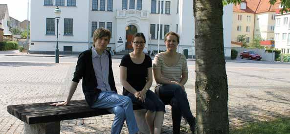 Musikerna Albin Johansson, Margareta Haksten och Maria Wallin framför Limhamns församlingshus. På bilden saknas Kay Holmquist Musiken har ingen plats i mitt liv.