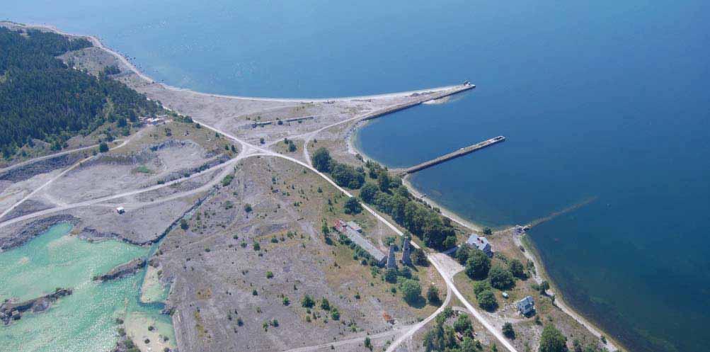 Stamfastigheten Naturmark, strand och vägar Flygfoto över fabriksområdet med kalkbrottet till vänster. Hela fabriksområdet kommer att ingå i stamfastigheten.