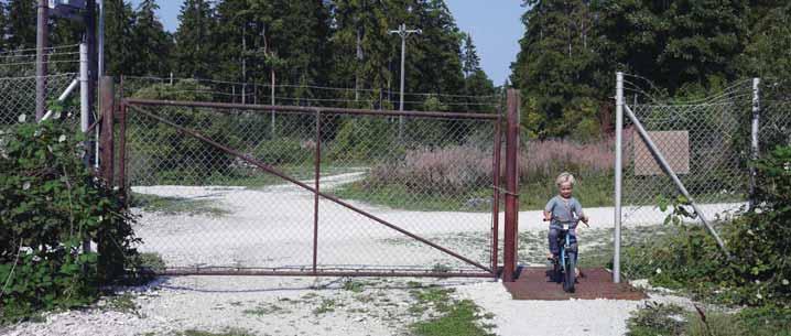 Stamfastigheten Tillgänglighet Nyöppnad passage (2010) i militärstängslet med färist. Vägen leder vidare längs stranden till Bungeviken.