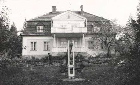 Berget där den första villan uppfördes är sedan länge utskjutet och villan monterades ned på 30-talet.