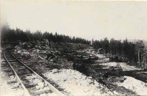 Brottkanten ringlar oregelbundet längs med strandlinjen och avståndet till vattnet varierar från ca 60-120 m. Vägen nedanför brottkanten ligger ca 8 m över havsytan.