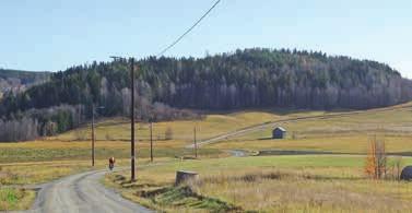 Här finns idag endast en byggnad kvar av tidigare sju. Under 1600-talet var här en by med en gård Bleckböle. Mickelsvattnet En idyllisk rastplats ute på en udde, med bänkar.