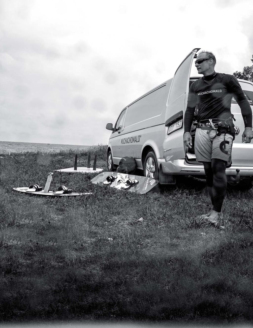 ENDA FÖRDELEN MED ATT KITE-SURFA I SVERIGE ÄR ATT FÖTTERNA BLIR SÅ KALLA ATT MAN INTE KÄNNER OM MAN SLÅR DEM I BOTTEN! Bull Race i Öresund, ett kite-race med omkring 200 startande.