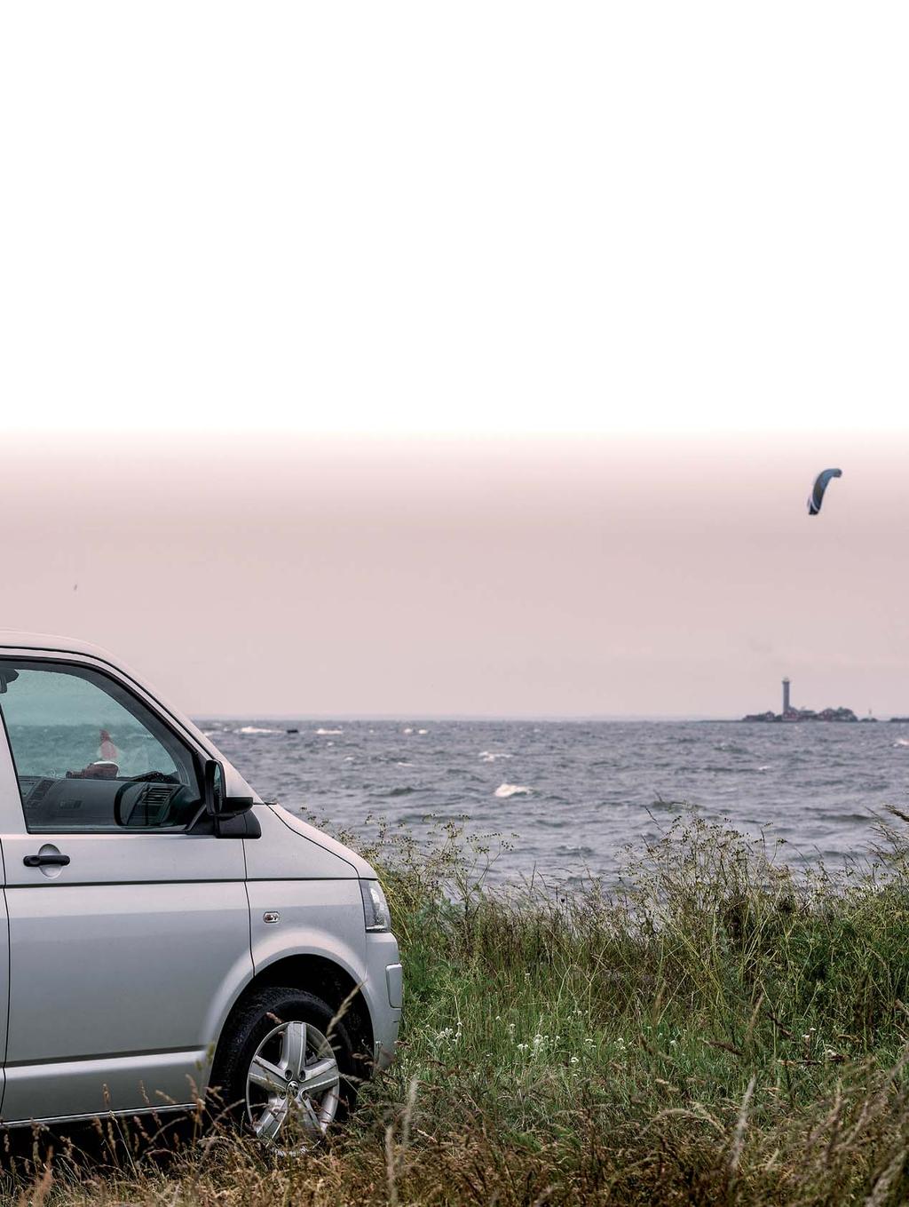 Rubrik OM HEMLÄNGTAN KOMMER SMYGANDE SLÅR JAG PÅ RADION Bakom sina solglasögon står Atte Kappel, 43, professionell kitesurfare. Livet på Filippinerna är enligt honom själv Another day in paradise.