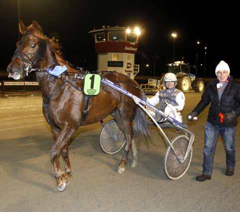 Segertiden blev 19,3/2140 m. Först ut 2012! Illinois Rose höll lekstuga på Gävle. Kajsa Frick hade en fin dag på Gävle idag. Två hästar till start och de blev etta och tvåa.