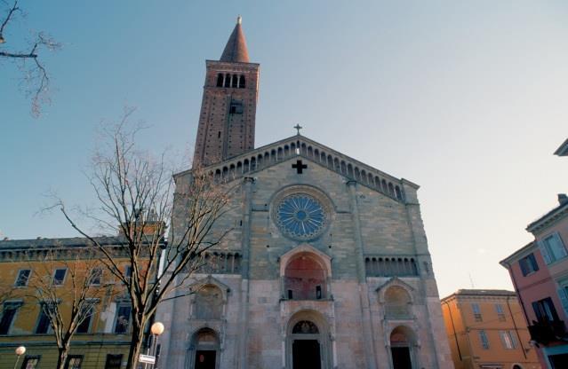 De omgivande vida fälten med odlingar växlar till mindre skogar som ger svalka vid San Giacomo. Du passerar lilla Chiesa di San Giacomo med sin enkla och sköna fasad.