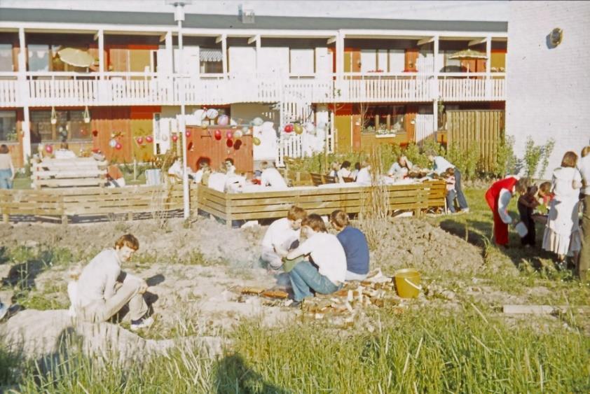 I den andra övre huskroppen på området hade kommunen lägenheter där man bedrev daghem med syskongrupper, och även landstinget hade lägenheter i samma länga.