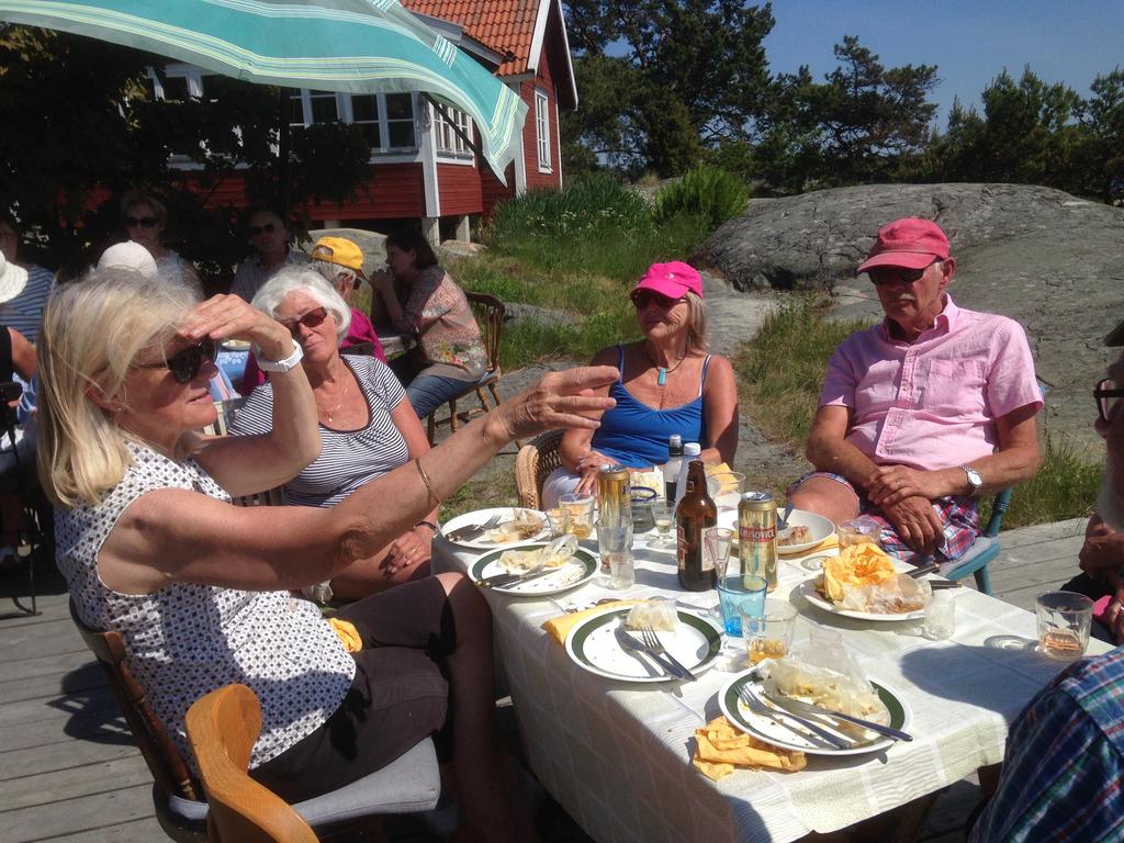 Vi startade med kaffe och bullar hos Arthur och Birgitta i deras vackra hem och sedan startade konstvandringen. Vi besökte också Galleri Öjan där Rickard Brixel ställde ut.