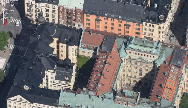 Sida 3 (5) Markägoförhållanden Fastigheten ägs av Balder Kungsholmen AB Orienteringskarta t.v. med planområde markerat med svart cirkel. Flygfoto t.h. från söder över fastigheten och den tilltänkta platsen för utbyggnad grovt markerat med gult.