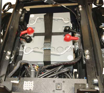 Kontroll av batteripoler och rem Kontrollera att batteriklämmorna är fastmonterade på polerna.