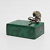 90 DOSA. Rektangulär form med figur i form av hasselmus, malakit, silver och blå safir, Ryssland omkring 1900, 8,5x5,5 och höjd 6,5 cm. Slutpris: 7 000 SEK 91 EMALJMÅLERI.