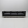 Stomme av kromad metall, sitt- och ryggplymåer klädda i svart skinn, stommen märkt Cassina LC3 No 40646 Le Corbusier. Tag och broschyr medföljer. Längd 236 cm.