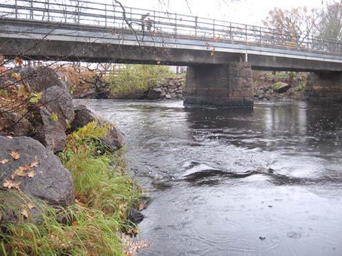 Em2. Emån, Emsfors Datum: 2007-10-30 Flodområde: 74 Emån Koordinat: 6335220/1539200 5-15 m uppströms bron på norra sidan.