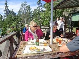 Vi undfägnar oss en god lunch med gott kaffe på den trevliga altanen med det väder vi vant oss vid: Strålande