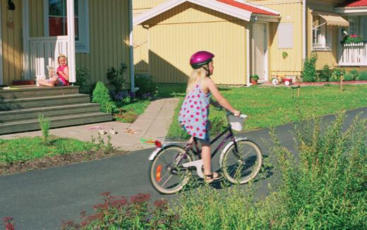 ågar de utforska världen Världen börjar rakt utanför dörren i bostadsområdet. Det är där barnen börjar utforska sin omvärld.