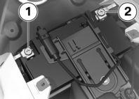 8 98 Underhåll z Använd endast startkablar med helisolerade polklämmor. Starthjälp med spänning över 12 V kan skada motorcykelns elektroniksystem.