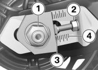 Torka bort överflödigt smörjmedel. Kontrollera kedjans nedhängning Ställ motorcykeln på ett jämnt och fast underlag. Vrid bakhjulet tills du nått fram till den punkt där kedjespänningen är som störst.